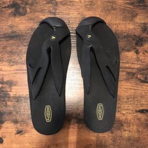 Keen flip flops Mens size 10 Black
